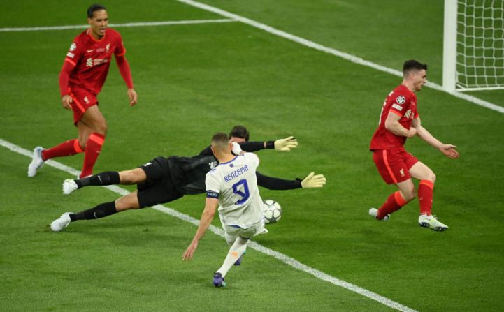 Karim Benzema del Real Madrid anota el primer gol de su equipo que luego fue anulado luego de una verificación de VAR.