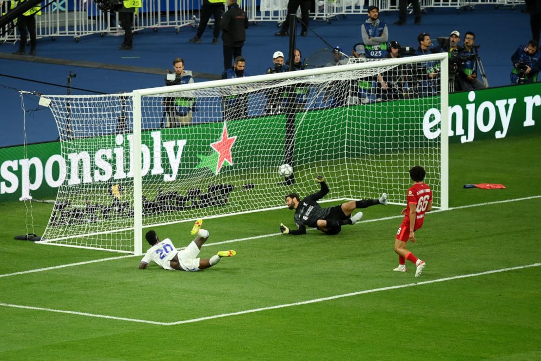 El momento del gol de Vinícius. Crédito: Matthias Hangst/Getty Images)