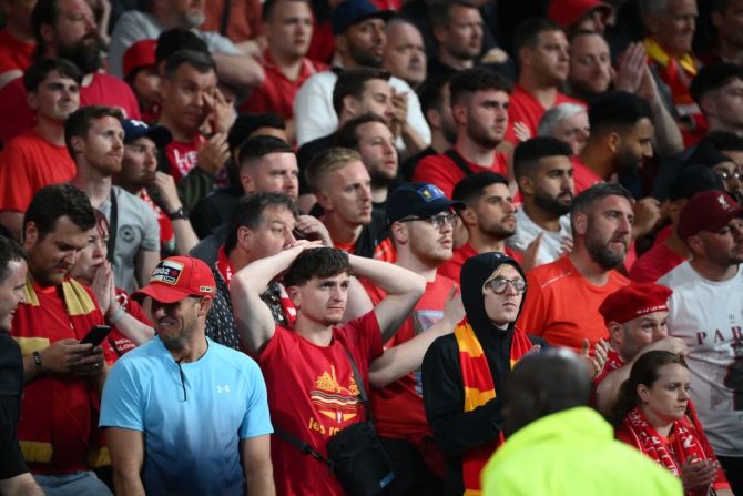 Los seguidores del Liverpool reaccionan durante la final de la UEFA Champions League.