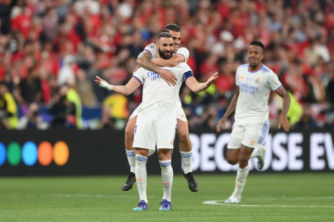 Karim Benzema y Dani Ceballos del Real Madrid celebran tras su victoria.