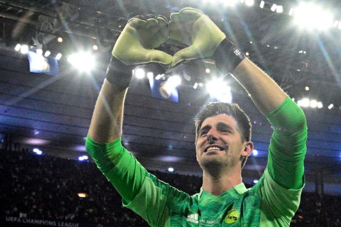 Por su parte el portero belga del Real Madrid, Thibaut Courtois, celebra ante la victoria.