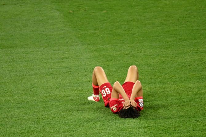 Trent Alexander-Arnold del Liverpool parece abatido tras la derrota de sus equipos en el partido final de la UEFA Champions League.