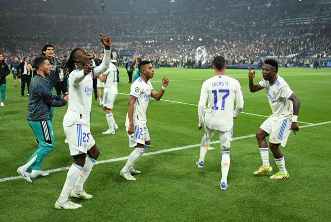 Los jugadores del Real Madrid celebran la victoria de su equipo.