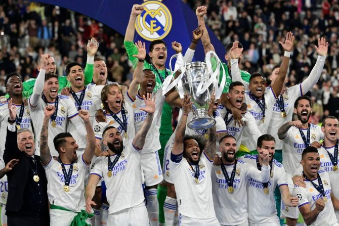 El defensa brasileño del Real Madrid Marcelo (C) y sus compañeros celebran con el trofeo tras ganar el partido 0-1.