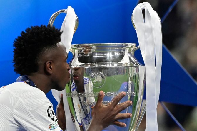 El delantero brasileño del Real Madrid, Vinicius Junior, besa el trofeo tras ganar la Champions League.