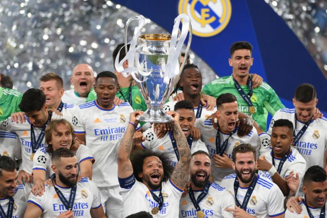 Marcelo del Real Madrid levanta el trofeo de la Liga de Campeones de la UEFA.