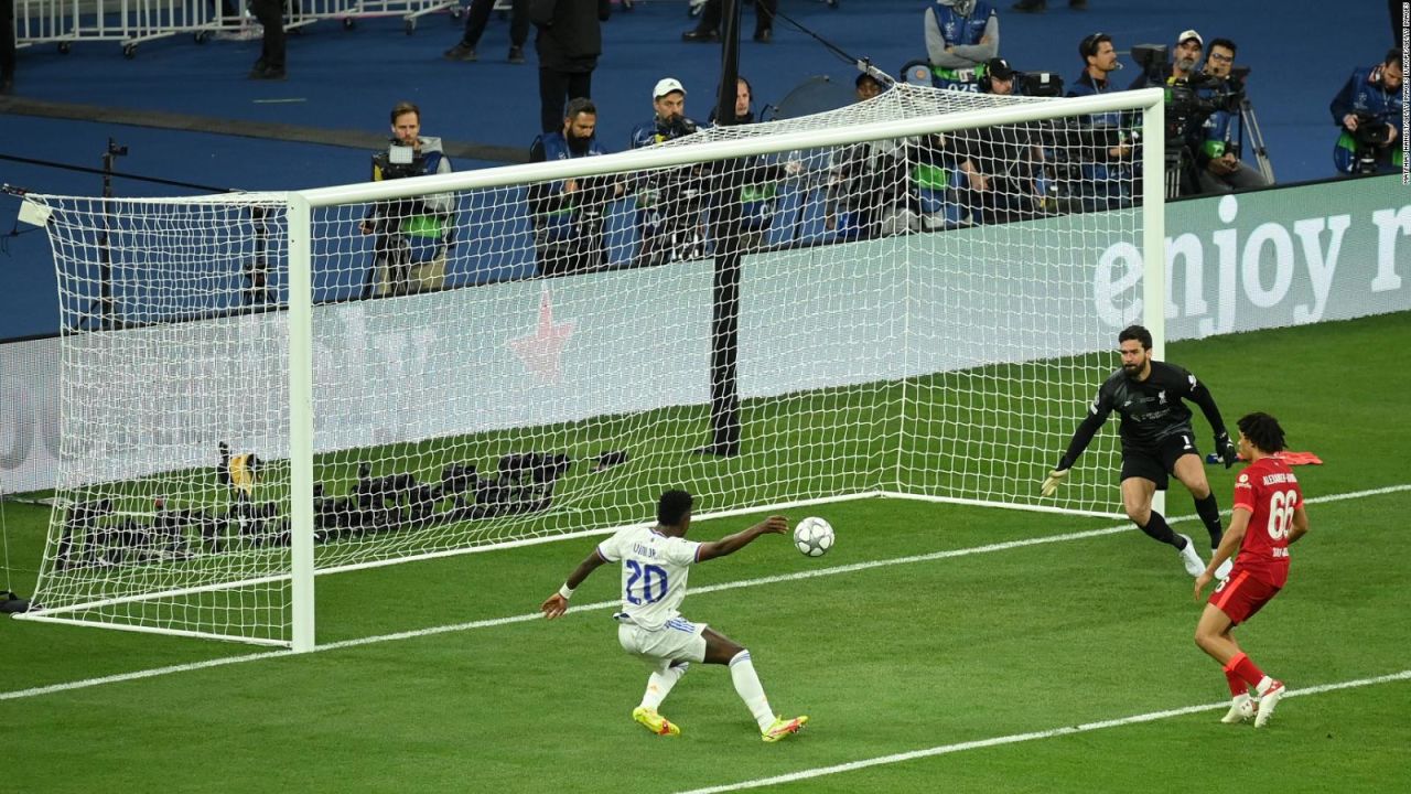 CNNE 1215289 - algarabia merengue en el bernabeu por el gol de vinicius jr-