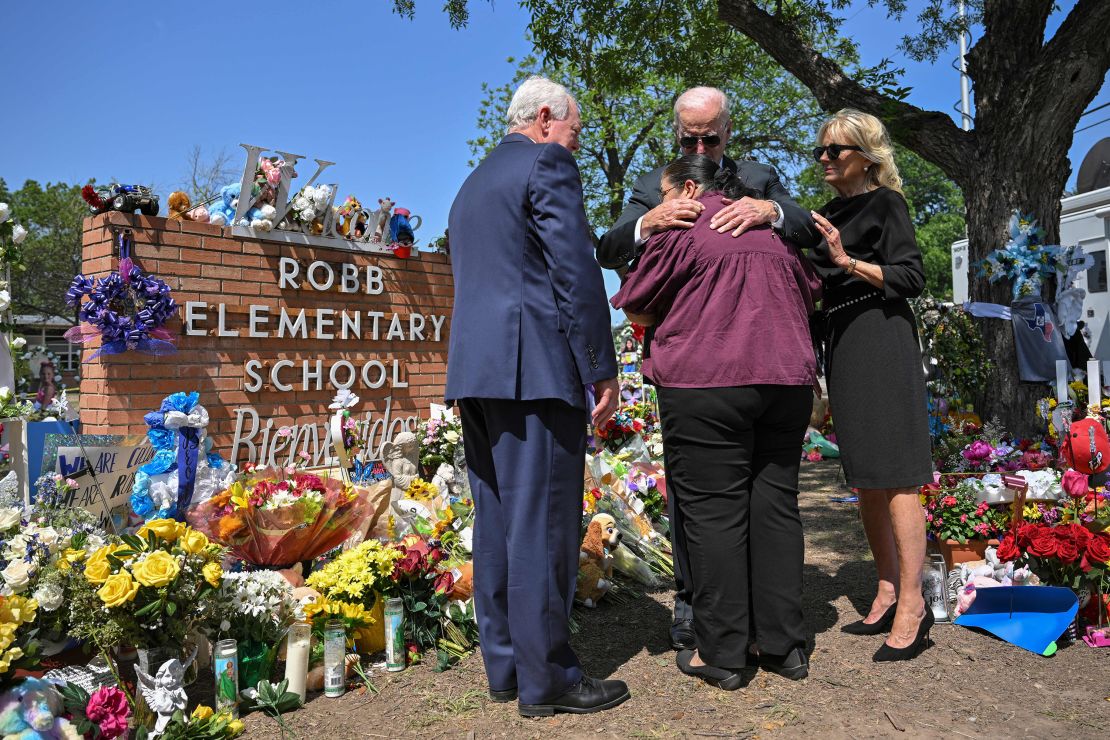 El presidente Joe Biden abraza a Mandy Gutiérrez, directora de la Escuela Primaria Robb, mientras él y la primera dama Jill Biden presentan sus respetos el 29 de mayo en Uvalde, Texas.