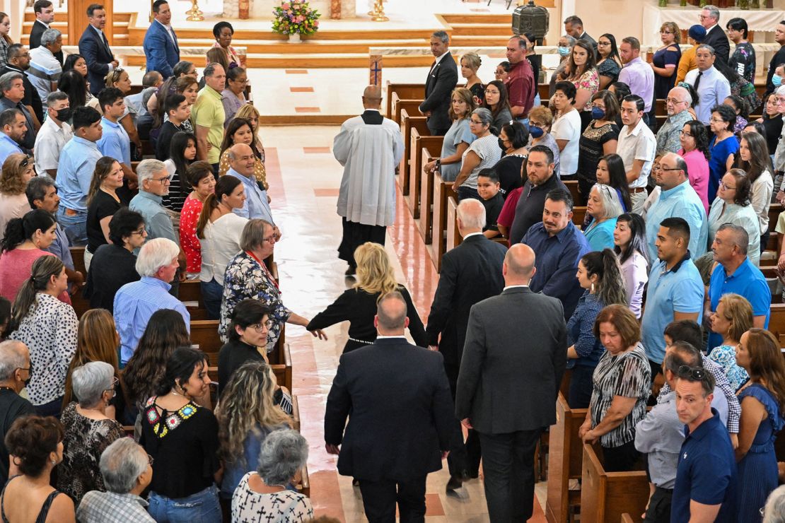 El presidente Joe Biden y la primera dama Jill Biden asisten a misa en la Iglesia Católica del Sagrado Corazón en Uvalde, Texas, el domingo 29 de mayo.