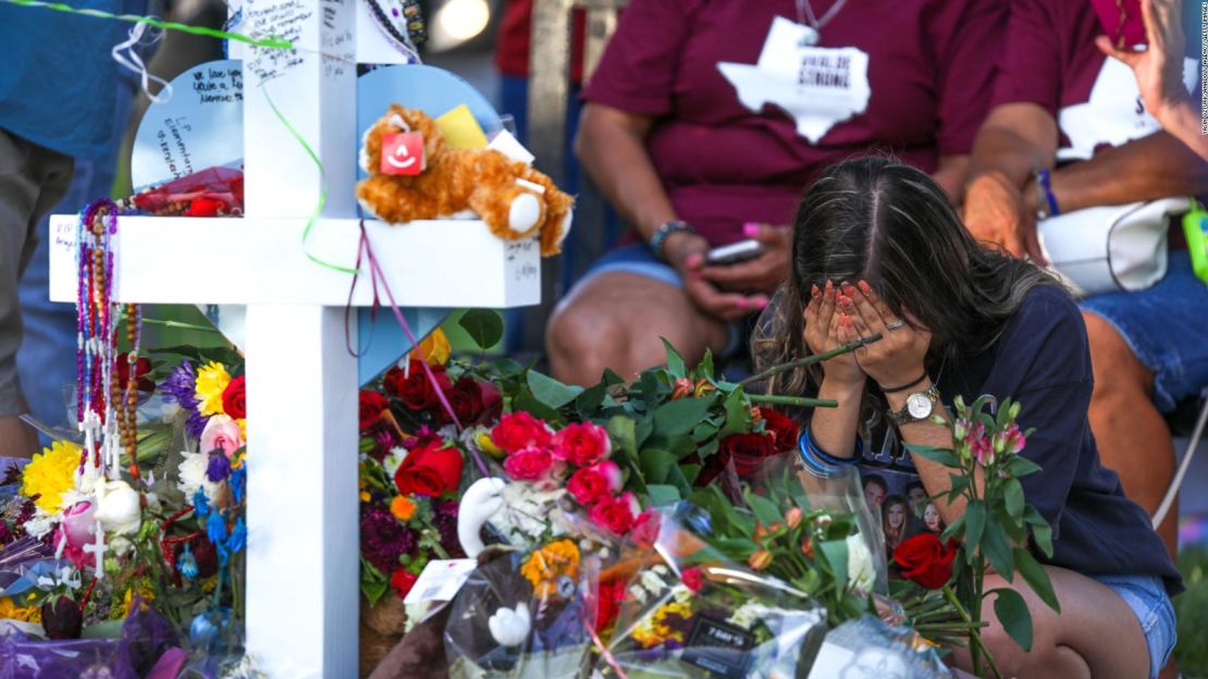 Los dolientes asisten el viernes a un acto en memoria de las víctimas del ataque a la escuela.