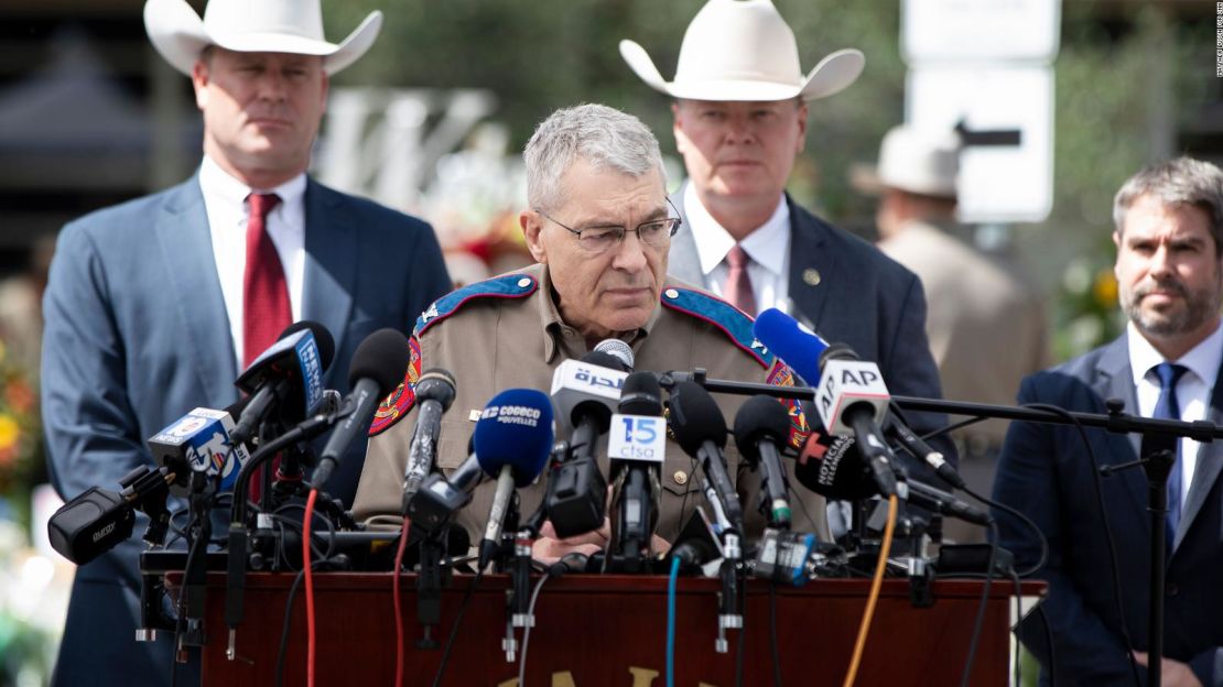 Steven McCraw, director y coronel del Departamento de Seguridad Pública de Texas, dijo que la decisión de no enfrentarse antes al atacante fue un error.