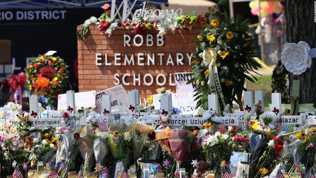 Un monumento para las víctimas del tiroteo masivo del martes en la Escuela Primaria Robb.