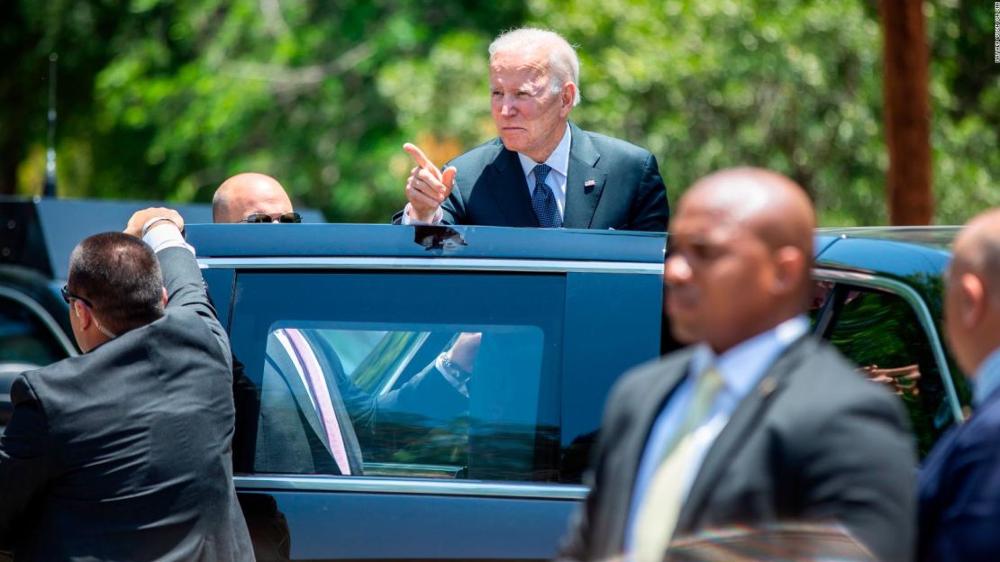 El presidente Joe Biden responde a la multitud reunida en el exterior de la iglesia católica del Sagrado Corazón tras asistir a la misa en Uvalde, Texas.