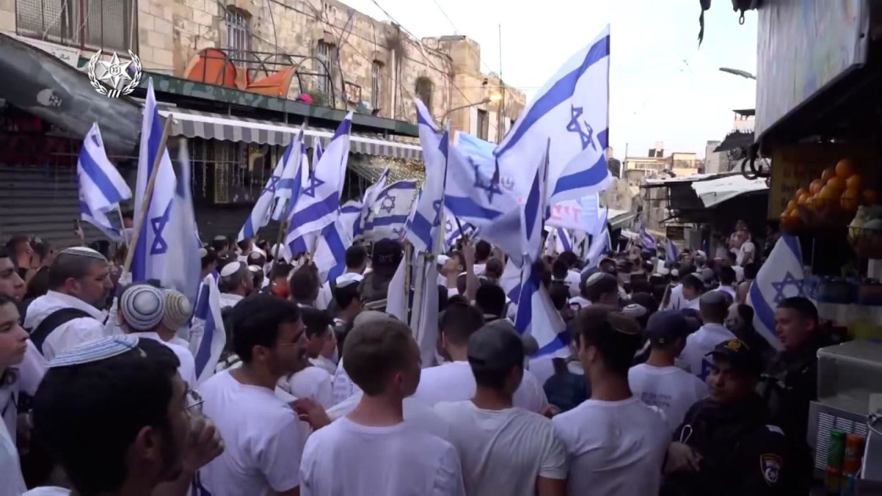 CNNE 1215904 - marcha de las banderas en jerusalen deja a palestinos heridos