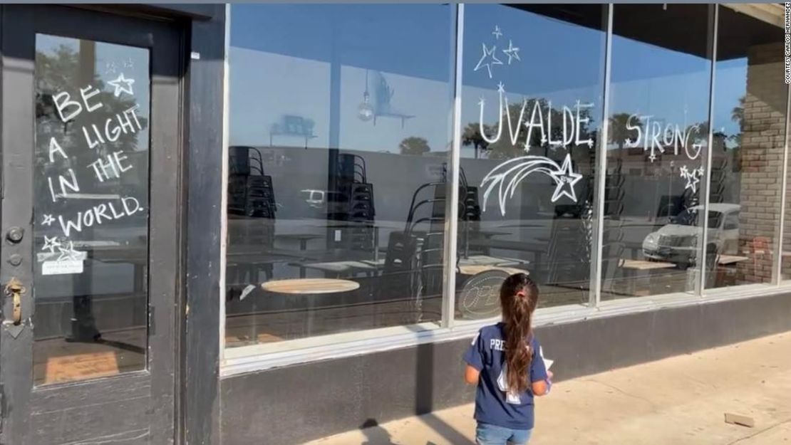 "Uvalde Strong" y otros mensajes de esperanza están escritos en las ventanas de Carlitos Way.