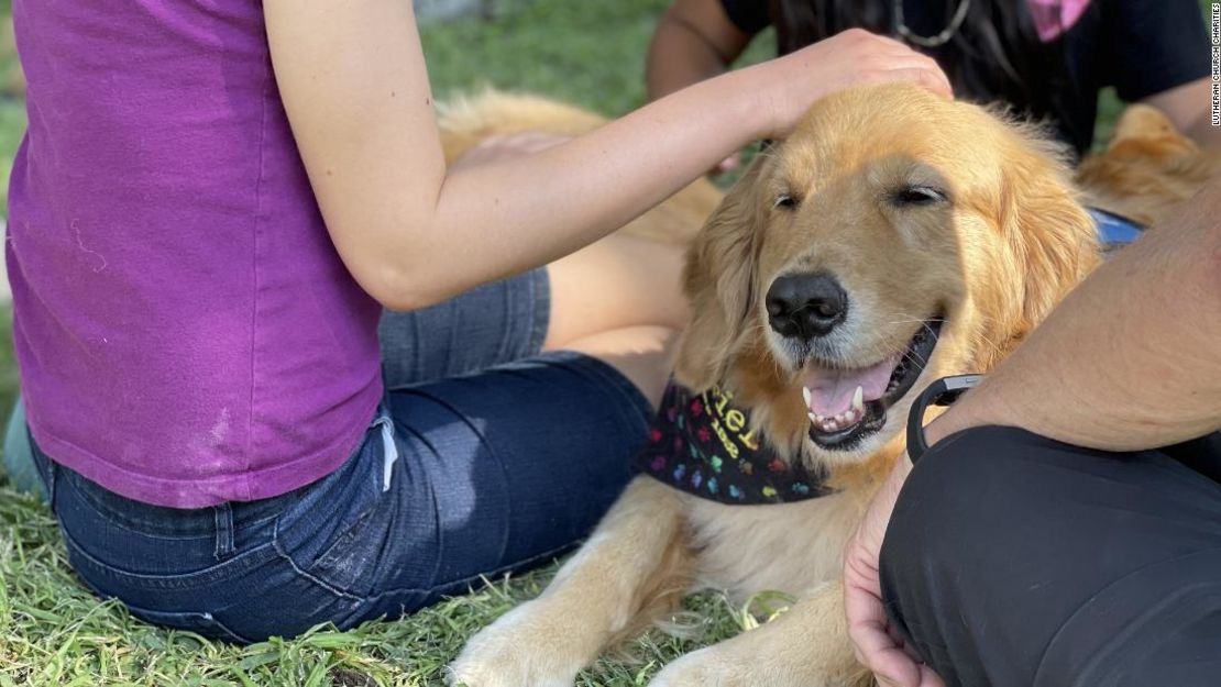 Una niña pasa el tiempo con un perro de consuelo en Uvalde.