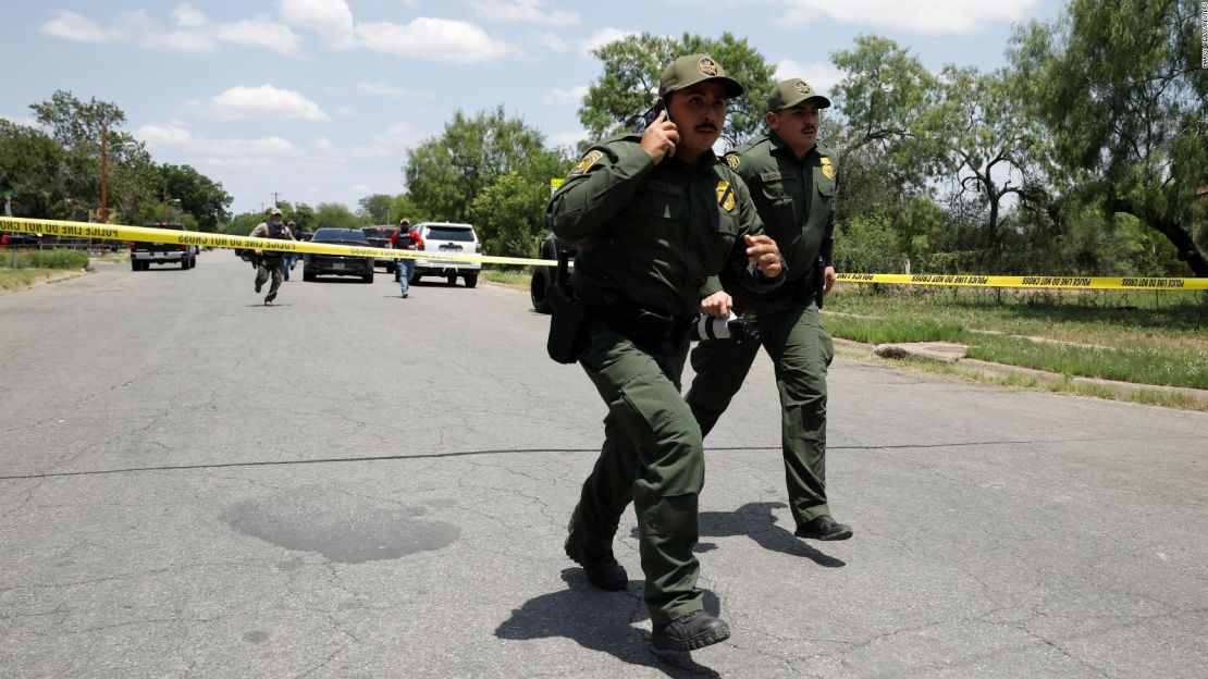 Personal de las fuerzas del orden cerca de la escena del tiroteo en la Escuela Primaria Robb en Uvalde, Texas.