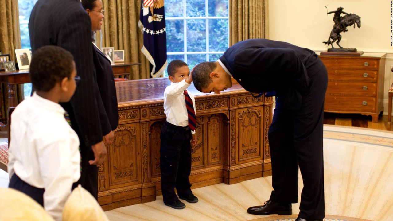 CNNE 1216062 - 13 anos despues obama se reencuentra con el nino de esta iconica foto