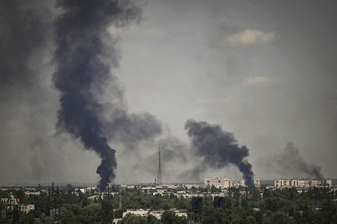 El humo se eleva en la ciudad de Severodonetsk durante los intensos combates entre las tropas ucranianas y rusas en la región de Donbás, en el este de Ucrania, el 30 de mayo.