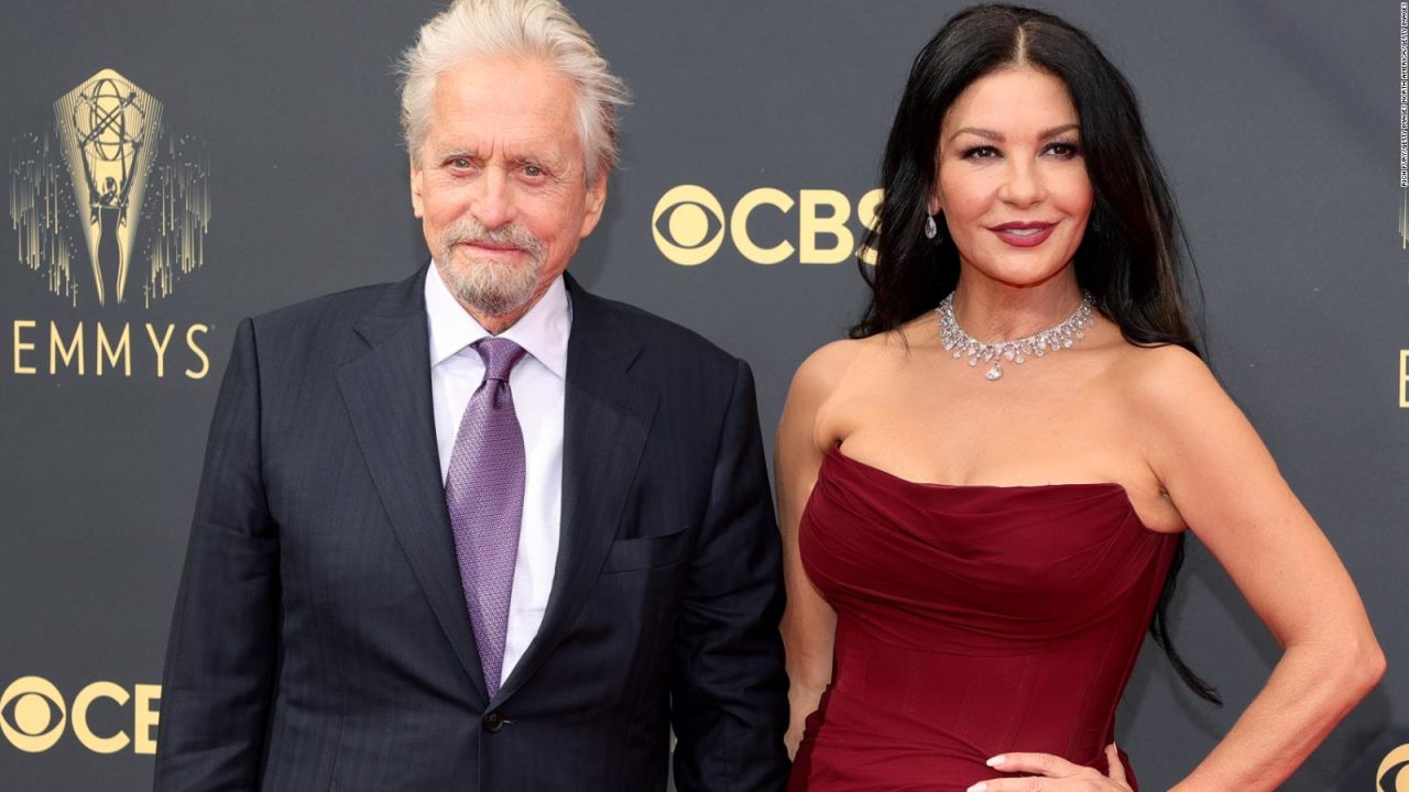 CNNE 1216073 - catherine zeta-jones y michael douglas felicitan a su hijo