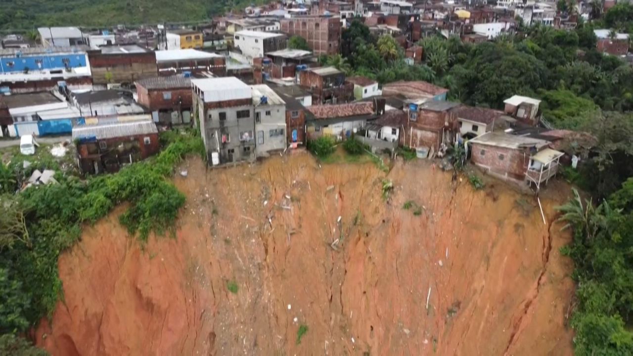 CNNE 1216089 - "cavando, tratando de encontrar los cuerpos"- devastadoras imagenes de las inundaciones en brasil