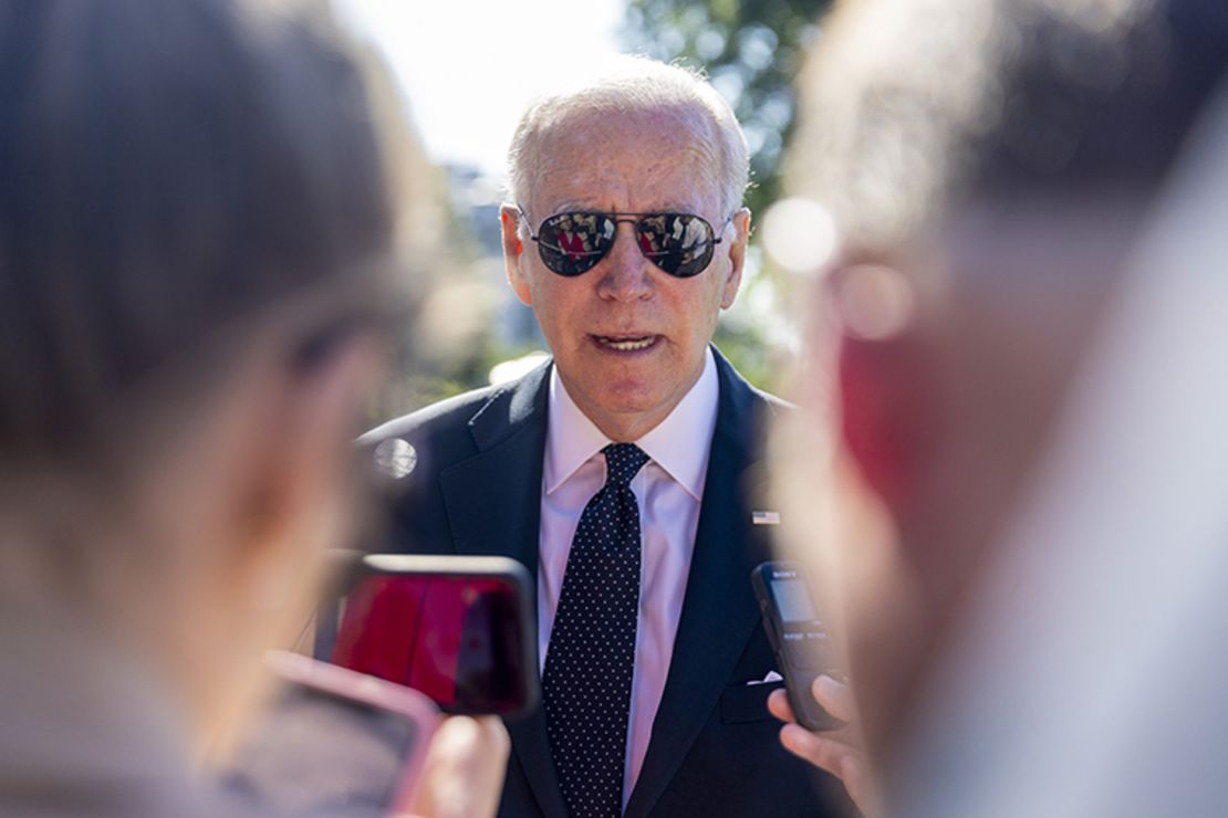 El presidente Joe Biden habla con los medios de comunicación en el jardín sur de la Casa Blanca este lunes en Washington, DC.