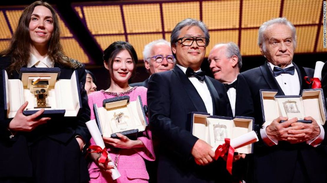 Gina Gammell, Jianying Chen, Park Chan-wook y Jerzy Skolimowski posan durante la ceremonia de clausura de la 75ª edición del Festival de Cannes el 28 de mayo.