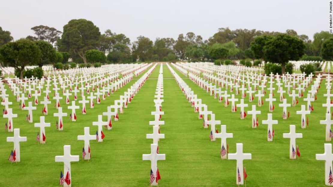 El cementerio norteamericano de África en Cártago, Túnez. Una bandera estadounidense y otra tunecina junto a cada lápida.