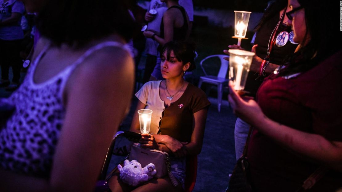 Una joven sostiene una vela durante una vigilia para honrar y recordar a las víctimas del tiroteo masivo en Uvalde, Texas, el 30 de mayo de 2022.