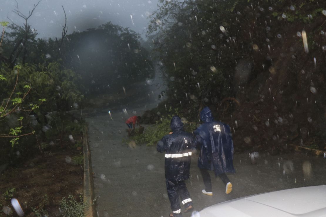 Policías municipales patrullan mientras cae la lluvia durante la llegada del huracán Agatha a Huatulco, estado de Oaxaca, México, el 30 de mayo de 2022.