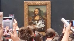 CNNE 1216427 - ¿por que un hombre lanzo un pastel a la mona lisa?