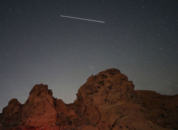 Cada año se producen unas 30 lluvias de meteoros, que suceden cuando la Tierra atraviesa la estela de restos dejada por un cometa o asteroide, que son visibles a simple vista.