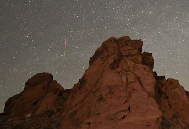 El cometa, conocido oficialmente como 73P/Schwassmann-Wachmann, o SW3, fue descubierto en 1930 por los observadores alemanes Arnold Schwassmann y Arno Arthur Wachman. No se volvió a ver hasta finales de la década de 1970 y, en la década de 1990, el cometa se rompió en varios pedazos, según la NASA.