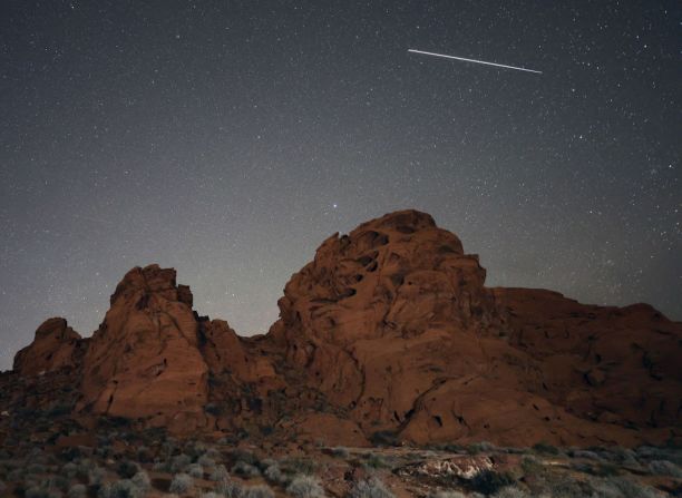 Una lluvia de meteoros atravesó el cielo nocturno la noche del 30 de mayo y la madrugada del 31. El rastro de escombros de un cometa fragmentado generó la lluvia de meteoritos.