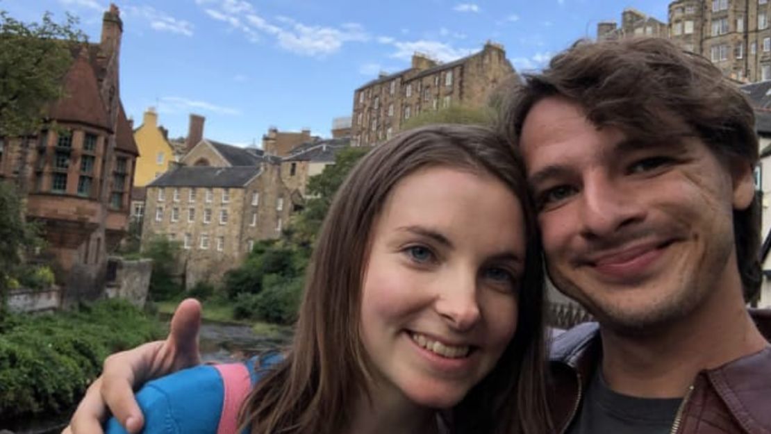 Rachael y Anthony fotografiados en Edimburgo, Escocia, donde viven actualmente.Anthony y Rachael