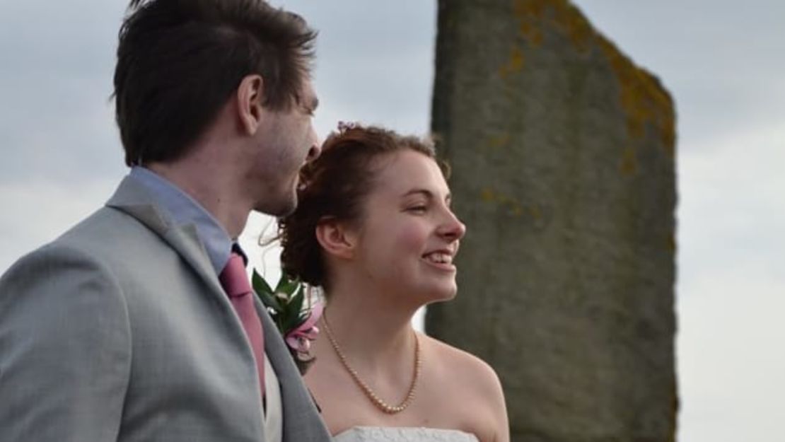 Anthony y Rachel se casaron en las Rocas de Stenness, en las islas Orkney, en 2016.R Gemmell