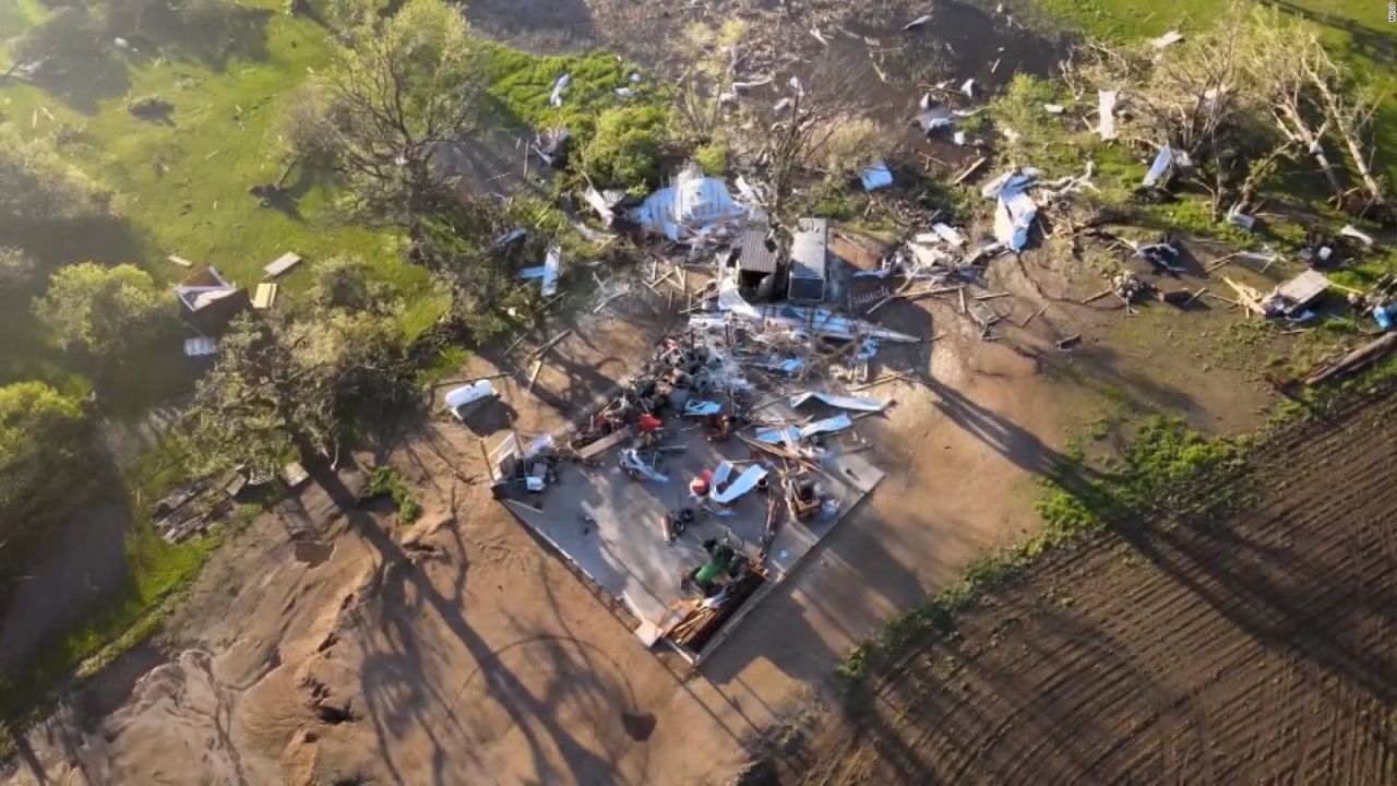 CNNE 1216548 - 5 cosas- posible tornado causa danos en minnesota