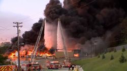 CNNE 1216590 - planta de quimicos incendiada en omaha forzo evacuaciones