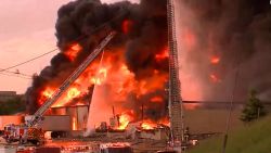 CNNE 1216625 - un incendio arrasa con una planta quimica en nebraska