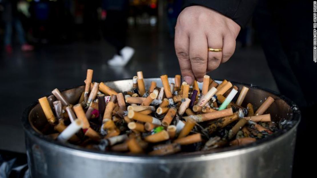 Los cigarrillos son tan difíciles de dejar porque las sustancias químicas que contienen pueden recablear el cerebro con el tiempo.