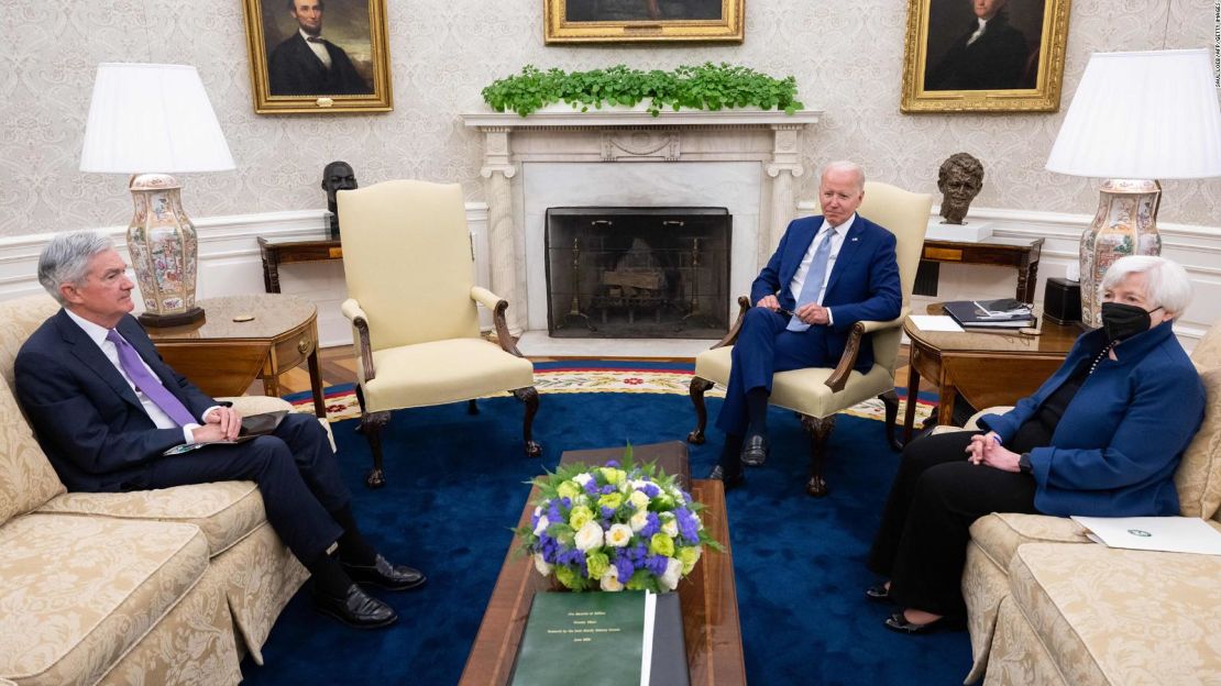 El presidente Joe Biden, el presidente de la Reserva Federal Jerome Powell y la secretaria del Tesoro Janet Yellen mantienen una reunión en el Despacho Oval.