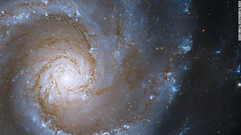 El telescopio espacial Hubble capturó la espectacular vista frontal de una galaxia espiral de gran diseño, llamada NGC 3631, ubicada a unos 53 millones de años luz de la Tierra. MIRA LA GALERÍA ➡️