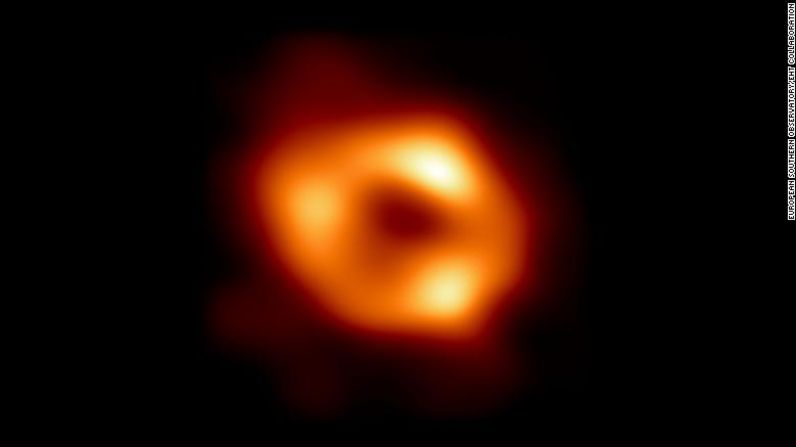 Esta es la primera imagen de Sagitario A*, el agujero negro supermasivo en el centro de nuestra galaxia, captada por el proyecto Event Horizon Telescope.