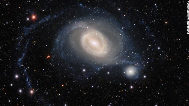 Dos galaxias, NGC 1512 y NGC 1510, parecen bailar en esta imagen de la Cámara de Energía Oscura. Las galaxias han estado en proceso de fusión durante 400 millones de años, lo que ha provocado oleadas de formación estelar y deformado a ambas.