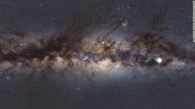 Esta imagen muestra la Vía Láctea vista desde la Tierra. El icono de estrella muestra la posición de un misterioso transitorio repetitivo. El objeto espacial giratorio emitió radiación tres veces por hora y se convirtió en la fuente más brillante de ondas de radio visibles desde la Tierra, actuando como un faro celestial.