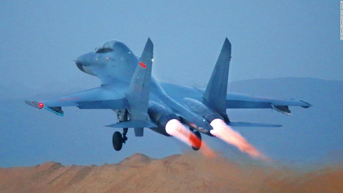 Un avión de combate de la fuerza aérea china despega durante ejercicios de entrenamiento en 2017.