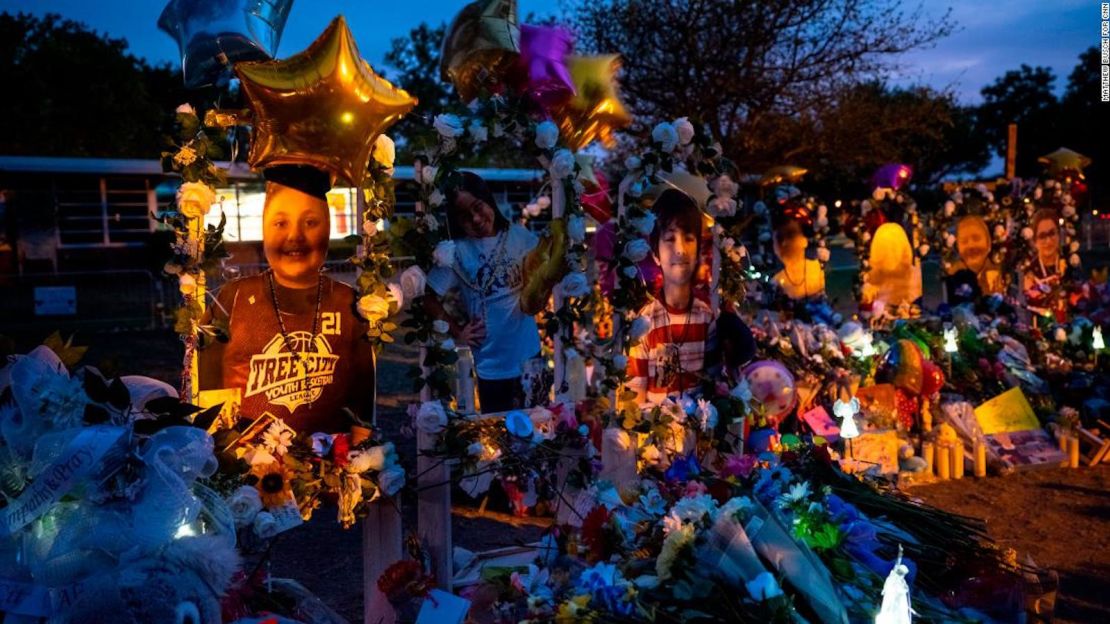 Las fotografías ampliadas se convirtieron en memoriales de los 19 niños y dos maestras que murieron en la Escuela Primaria Robb en Uvalde, Texas, la semana pasada. Los niños que se muestran desde la izquierda son: Eliahna "Ellie" Amyah García, 9, Amerie Jo Garza, 10 y Uziyah García, 10.