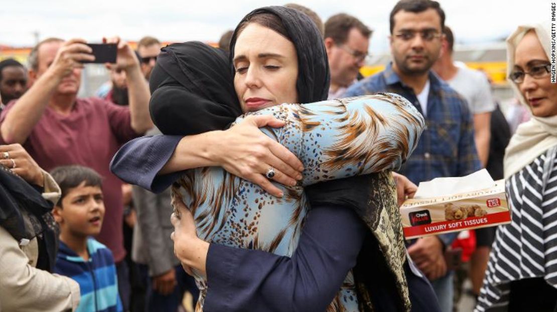 La primera ministra de Nueva Zelandia, Jacinda Ardern, abraza a un fiel en la mezquita de Kilbirnie el 17 de marzo de 2019 en Wellington, días después del tiroteo masivo en Christchurch.