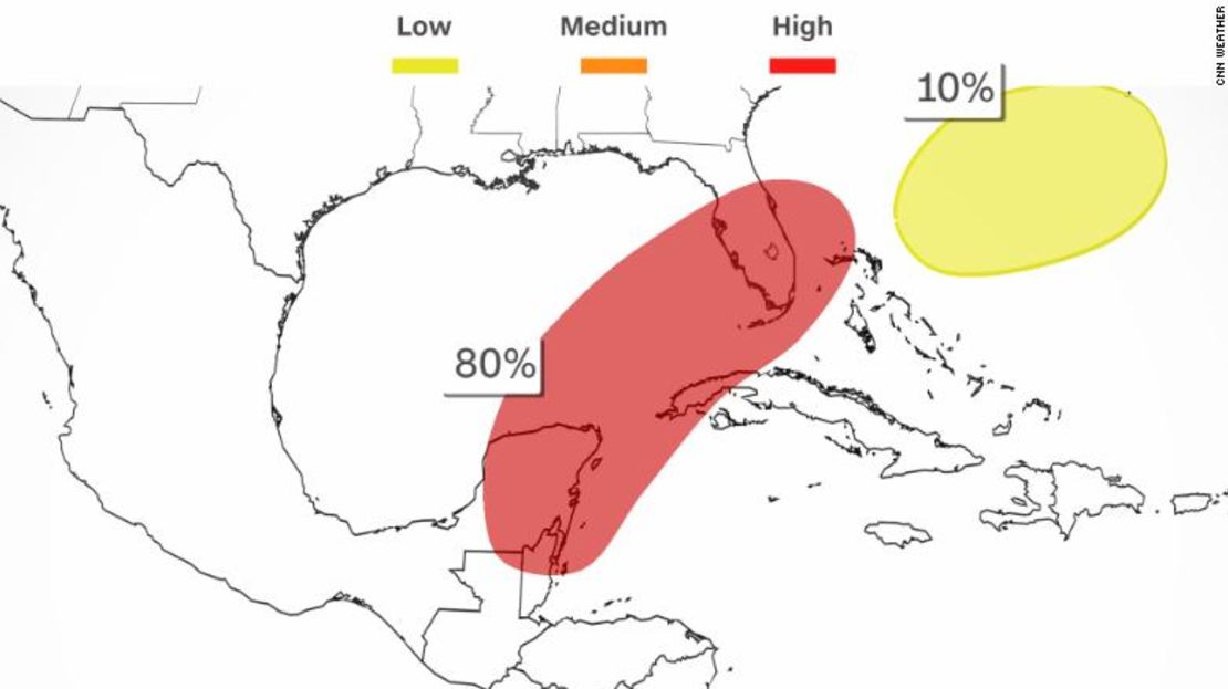 El área sombreada en rojo es la que llama la atención de los meteorólogos del NHC, por el potencial de desarrollo tropical que tiene dentro de los próximos días.