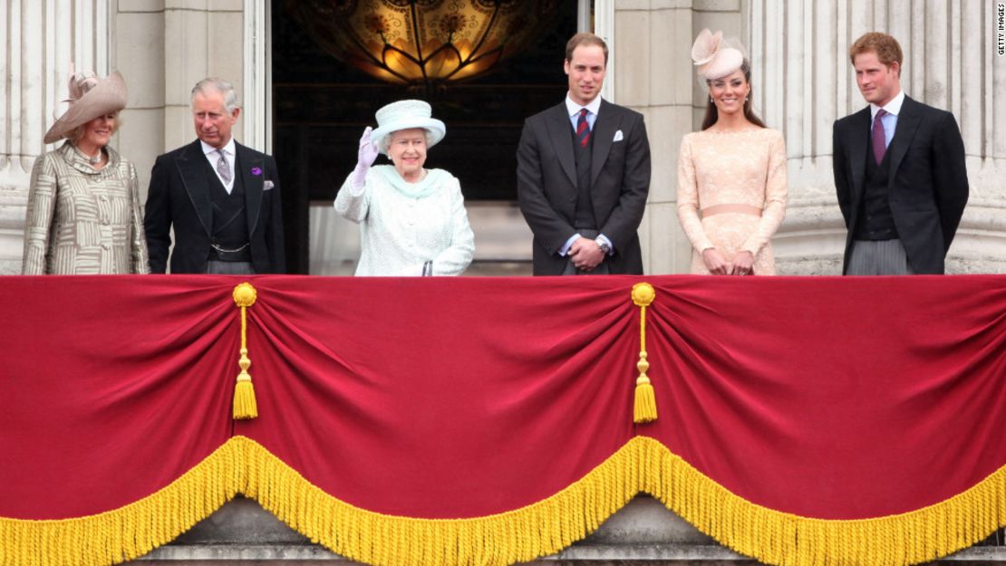 La familia real británica saluda a la multitud desde el Palacio de Buckingham durante las conmemoraciones del Jubileo de Diamante en 2012.